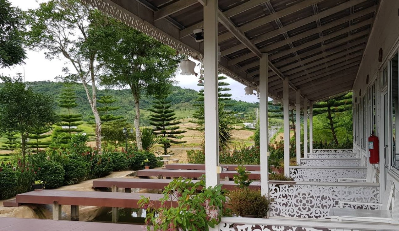 Outdoor Terrace with Mountain Views
